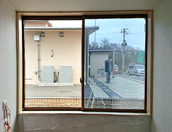 日射調整フィルム（右施工済み）